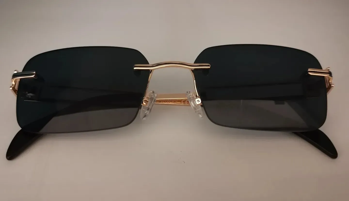 Occhiali da sole con montatura dorata da Ottica GiovClaud a Prato