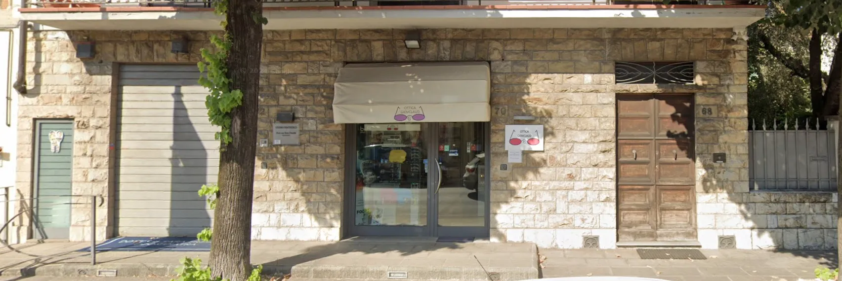 Il negozio Ottica GiovClaud in Via Montalese 70, Prato